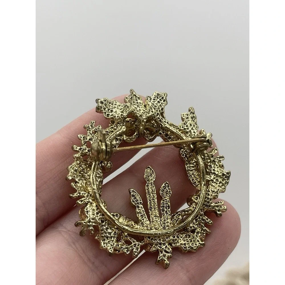 Christmas‎ Wreath White Candle Gold Tone Red & Green Holly Brooch